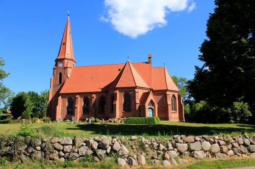 Die Buchholzer Dorfkirche mit Kirchemauer zu segen